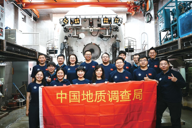 向海图强绽芳华巾帼逐梦探深蓝——记青岛海洋地质研究所深海极端环境矿产资源探测团队(图1)